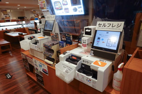 くら寿司の多くの店舗ではセルフレジが導入されていて、レジでの支払い同様クレジットカードやスマホ決済が使えます。