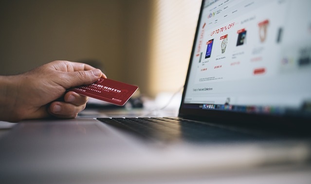 楽天カードを持っていると楽天Edyのオートチャージを利用出来ます。会員サイトの楽天e-NAVIから申し込み後に対象店舗で決済すればOKです。