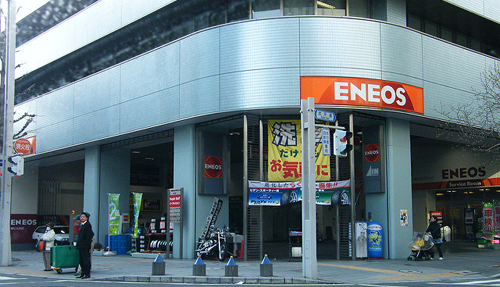 楽天カードを持っているのなら、ENEOSで給油するとお得!